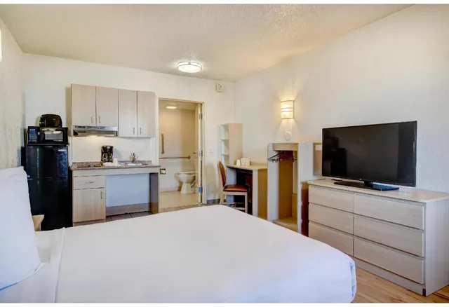 غرفة بسرير كوين بمطبخ لغير المدخنين، Studio6 Tucson, AZ - Irvington Road 2/7