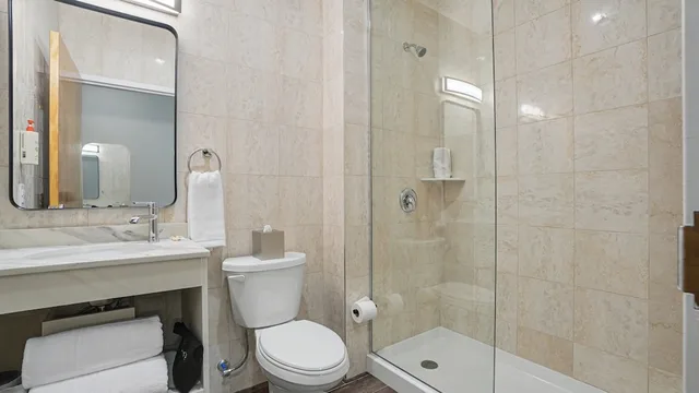 غرفة ديلوكس بسريرين كوين، Hotel Troy, Trademark Collection by Wyndham 3/5