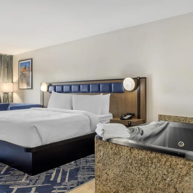 Room, King Bed, Lake Side, Hot Tub، Best Western Indian Oak 4/8