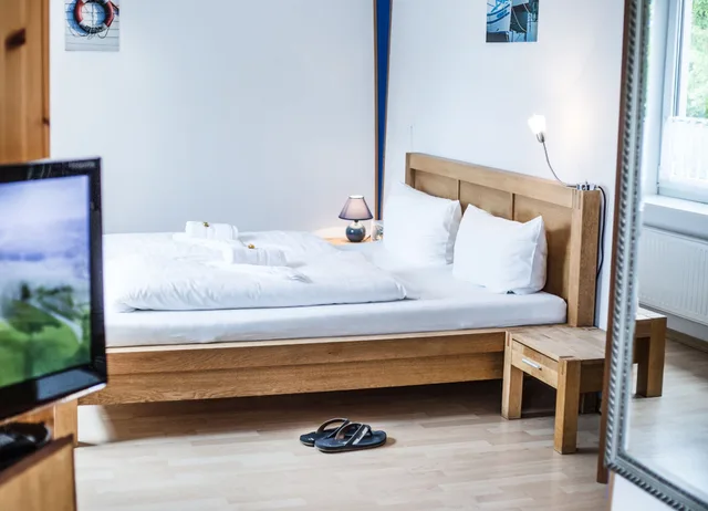 Room, Queen Bed, Hotel Tum Stuurmann 4/8