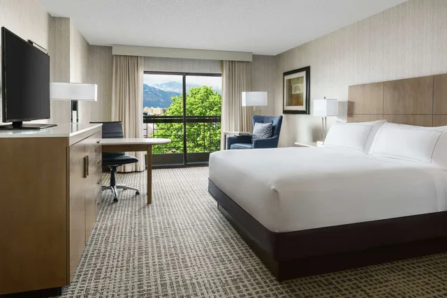 غرفة بريميوم بسرير كينج في طابق مرتفع، Doubletree Hotel Colorado Springs - World Arena Co 1/2