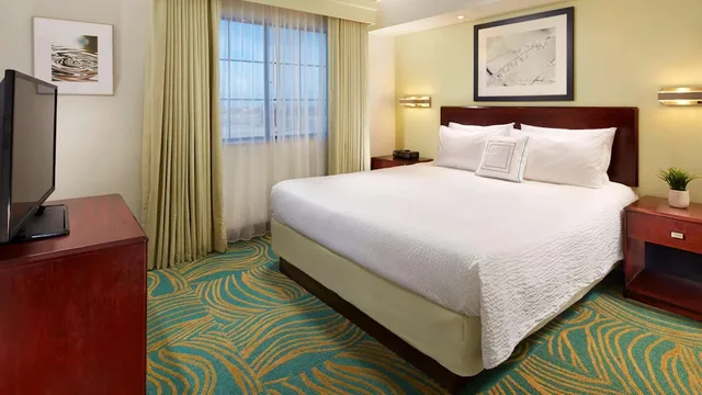 جناح بسرير كينج مع أريكة بمنطقة جلوس لذوي الإعاقة، Best Western Hesperia Victorville Suites 5/5
