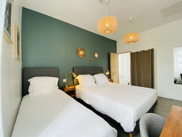 غرفة قياسية ثلاثية بسرير مزدوج وسرير فردي، Hôtel Saint-Michel 1/4