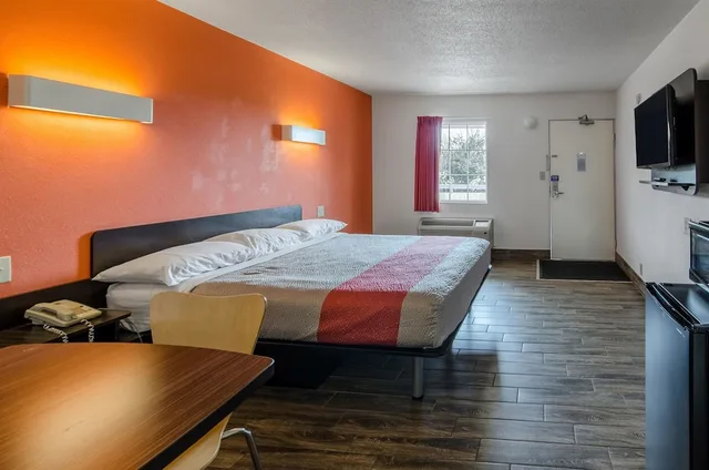 غرفة قياسية بسرير كينج لذوي الإعاقة، Motel6 Staunton, VA 1/3