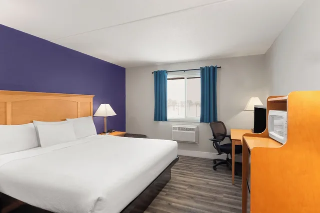 غرفة بسرير كينج، Sauk River Inn & Suites, a Travelodge by Wyndham 2/4