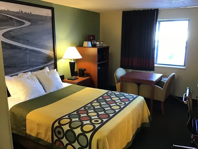 غرفة بسرير كوين لذوي الإعاقة، Super 8 by Wyndham Conrad MT 1/4