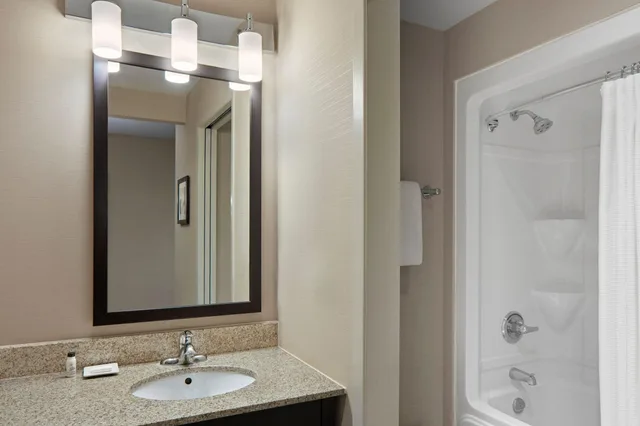 Suite, Queen Bed, Delta Hotels by Marriott Guelph Conference Centre 5/6