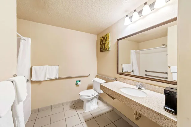 غرفة بسرير كينج لذوي الإعاقة، SureStay Plus by Best Western San Antonio Fiesta Inn 5/5