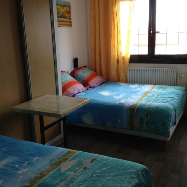 غرفة ثلاثية، Hotel Paris Star 6/10