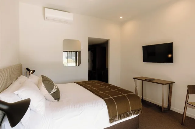 Premium Hotel Room, Edgewater Hotel 1/6