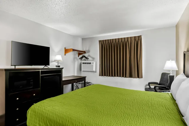 Room, Double Bed, Econo Lodge Inn & Suites Auburn, MI 3/6