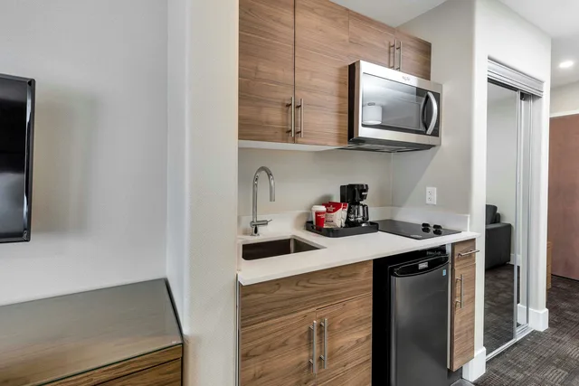 جناح بسرير كوين مع أريكة بمطبخ صغير، Sandman Hotel Grande Prairie 3/4