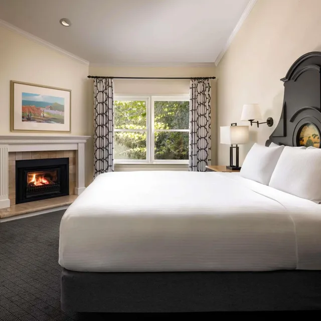 جناح بسرير كينج بإطلالة على الحديقة بشرفة بغرفة نوم واحدة مع أريكة بجاكوزي، Fairmont Sonoma Mission Inn & Spa 1/3