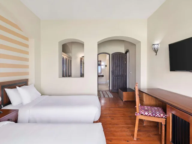 غرفة بسريرين منفصلين بإطلالة على الحديقة، Swissotel Resort El Quseir 1/3