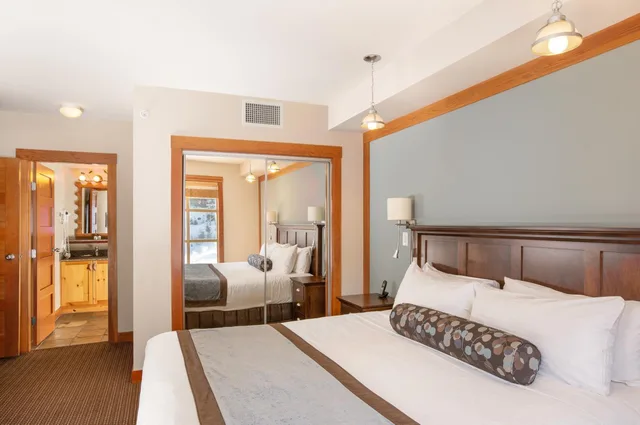1 Bedroom, King Bed, Den، Legends Whistler 1/5