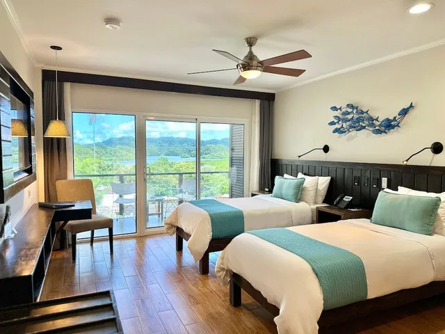 غرفة قياسية بسريرين منفصلين بإطلالة جزئية على البحر، Palau Central Hotel 6/10