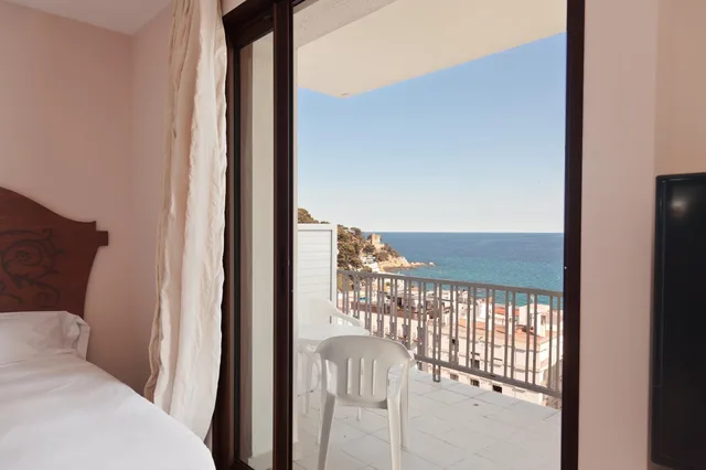 جناح جونيور بسرير مزدوج وسريرين منفصلين بإطلالة على البحر، Hotel Roger de Flor by Seleqtta 7/9