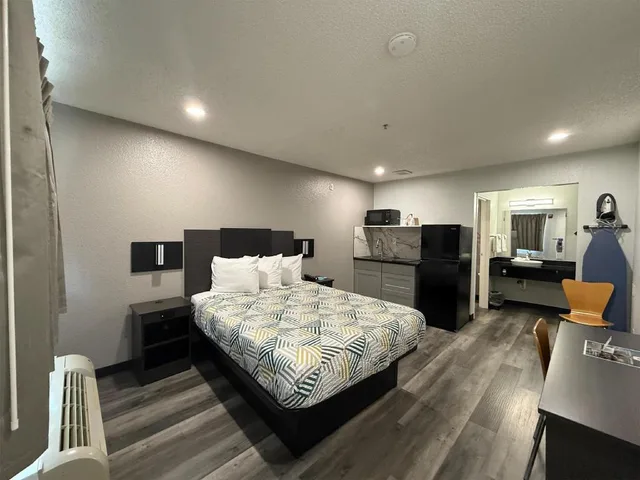 1 Queen Bed ADA/RI Shower/Nsmk/Kitchen، OYO 1000969 Studio6 Tacoma, WA - South 1/10