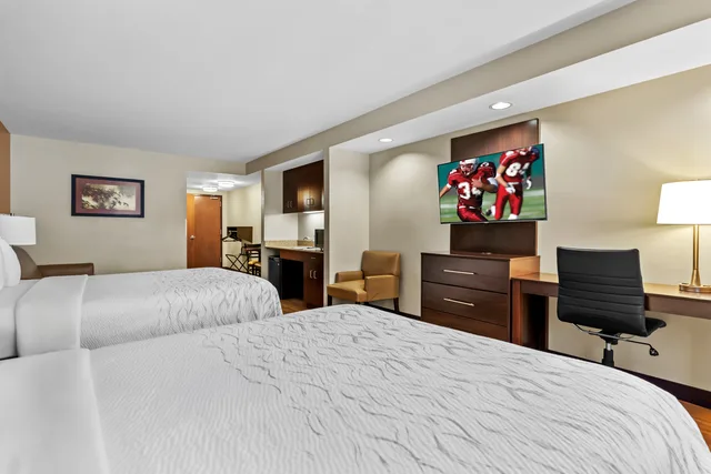 جناح بسريرين كوين بمطبخ صغير، Red Roof Plus Suites Malone 3/7