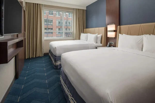 جناح بسريرين كوين بغرفتين مع أريكة، Embassy Suites By Hilton Seattle Downtown Pioneer Square 1/3