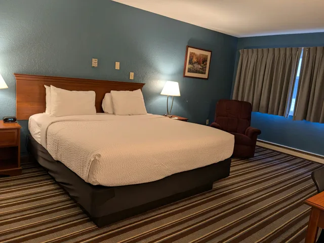 غرفة بسرير كينج، Magnuson Hotel Copper Crown 1/3