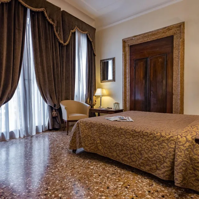 Room, King Bed, Canal View, Dell Opera 2/7