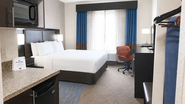 غرفة قياسية بسرير كينج مع أريكة، Holiday Inn Express And Suites Glenpool Tulsa South 2/3