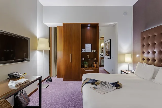 Junior Suite, King Bed, Crowne Plaza Amsterdam South Hotel 4/5
