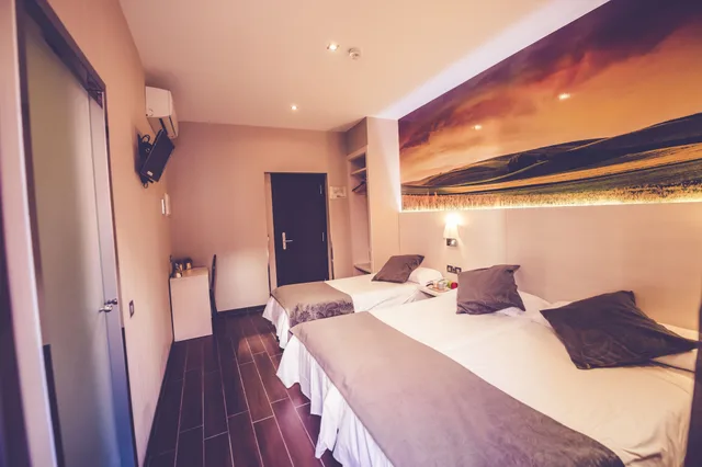 غرفة أساسية ثلاثية بثلاثة أسرّة بحمام خاص، Hostal Prado 2/10
