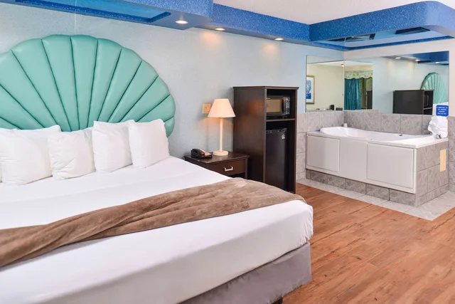Standard, King Bed, Sofa, Jetted Tub, Atlantis Family Waterpark Hotel, an Ascend Collection Hotel 6/10