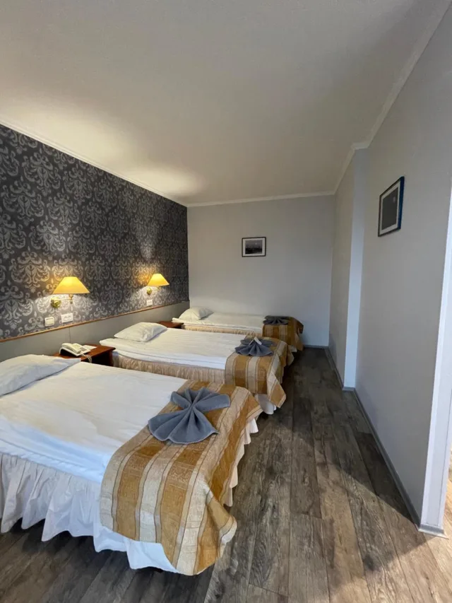 غرفة ثلاثية، Nb Hotel 1/10