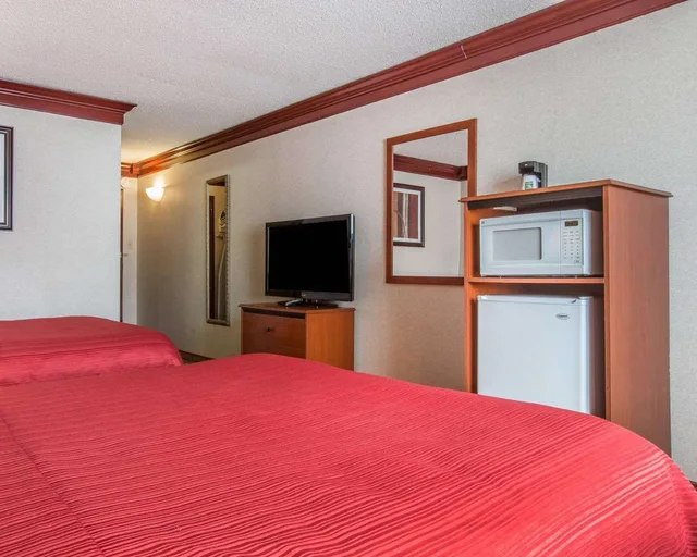 غرفة بسريرين كوين، Quality Inn & Conference Center Brattleboro North 3/4