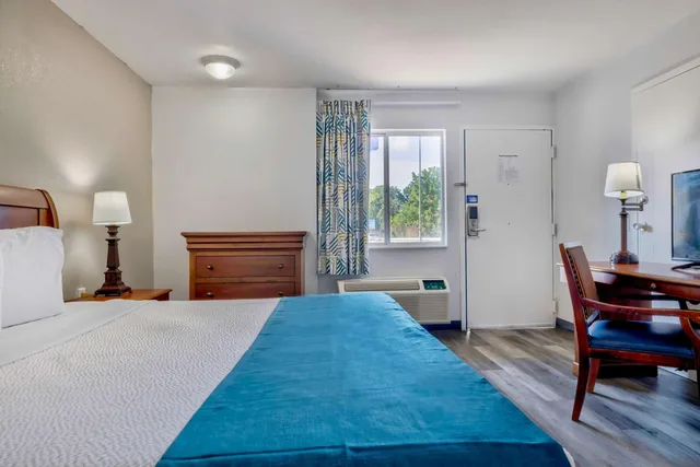 1 King Bed - Mobil Access Tub Nsmk Micfridg، Motel6 Harrisburg, PA – Near PA Expo Center 8/10