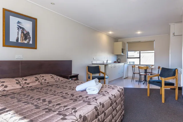 جناح بسرير كوين وسريرين منفصلين بغرفة نوم واحدة، Cherylea Motel 6/10