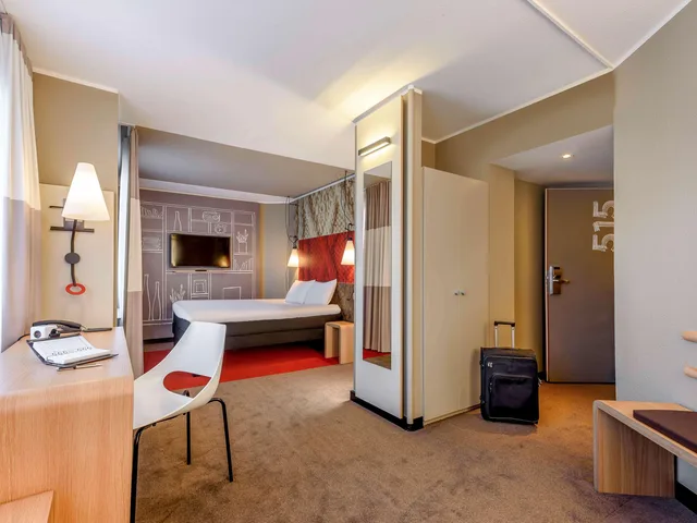 جناح جونيور، Ibis Frankfurt Centrum 2/3