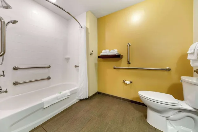 جناح بسرير كينج مع أريكة لذوي الإعاقة، Sleep Inn & Suites Lincoln University Area 4/5