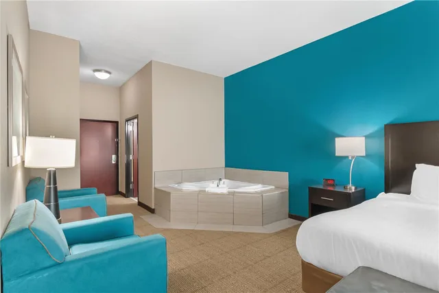 جناح بسرير كينج مع أريكة، Best Western Plus Hiawatha Hotel 1/3