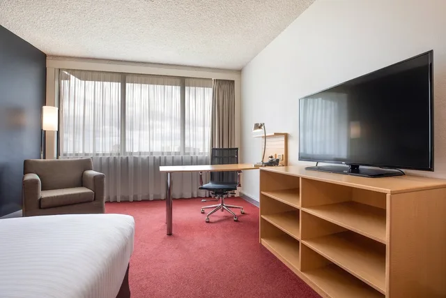 غرفة بريميوم بسرير كينج، Holiday Inn Melbourne Airport 4/6