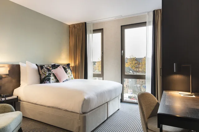 Room, Queen Bed, Canal View, Monet Garden Hotel Amsterdam 3/6