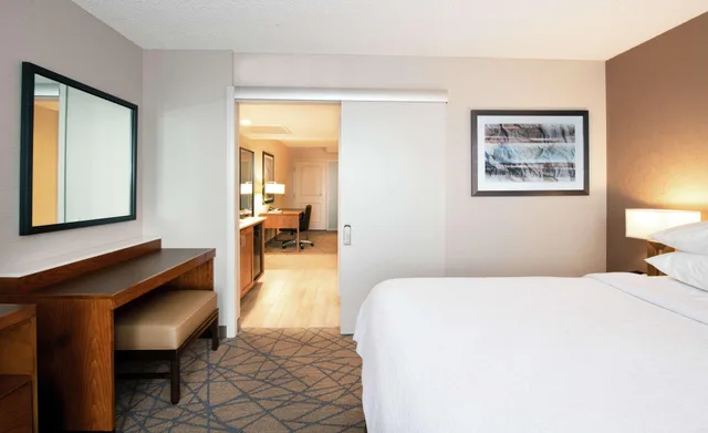 جناح بسرير كينج بإطلالة على الجبل بغرفة نوم واحدة لذوي الإعاقة، Embassy Suite Hotel Colorado Springs 1/5