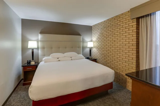 غرفة ديلوكس بسريرين كوين بحوض استحمام في طابق مرتفع لذوي الإعاقة، Drury Inn & Suites Columbus Dublin 1/3