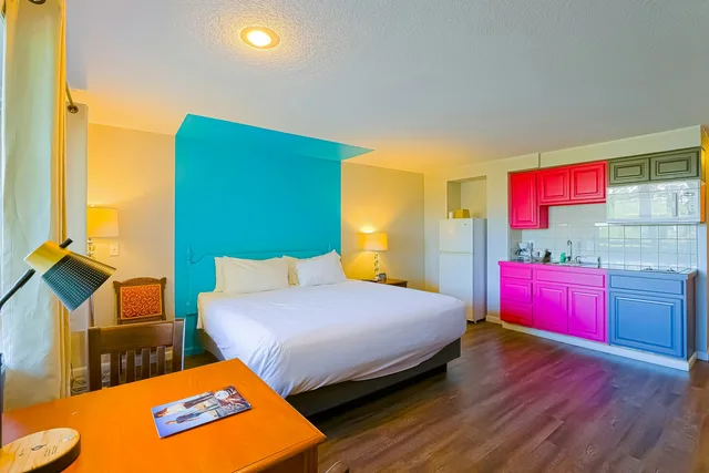 غرفة بسرير كينج بإطلالة على النهر بمطبخ صغير، Coast River Inn by OYO Seaside 5/6
