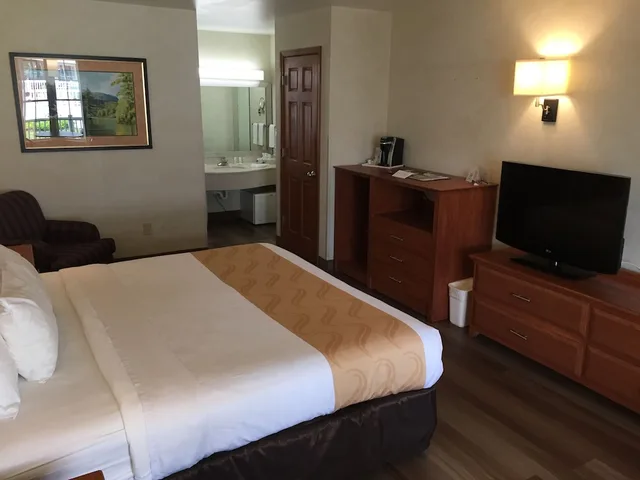 غرفة قياسية بسرير كينج، Quality Inn Lake George 3/5
