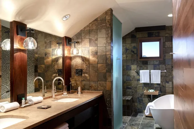Lodge, Suite, 2 Queen Beds, Balcony, Primland 2/2