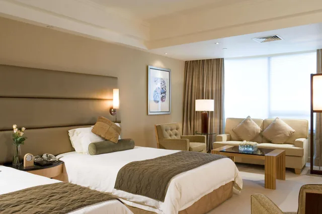 غرفة تنفيذية بسريرين منفصلين مع دخول الصالة، DoubleTree by Hilton Hotel Shanghai Pudong 1/4