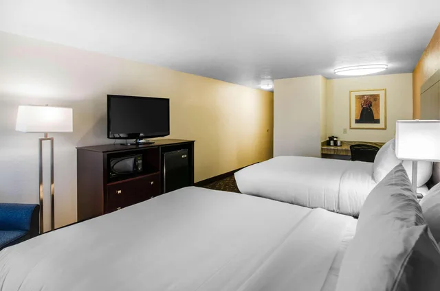 Room, 2 Queen Beds, Comfort Inn & Suites Ashland, OR 4/4