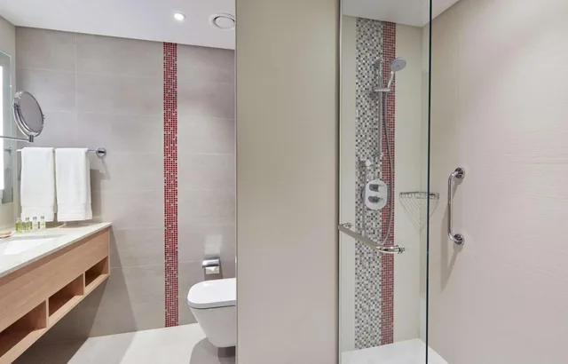 غرفة متصلة عائلية بسرير كينج وسريرين منفصلين، Hilton Garden Inn Muscat Al Khuwair 7/8
