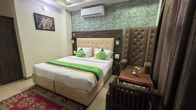غرفة بريميوم بسرير كوين وسريرين منفصلين، Treebo Roshan House 9/10