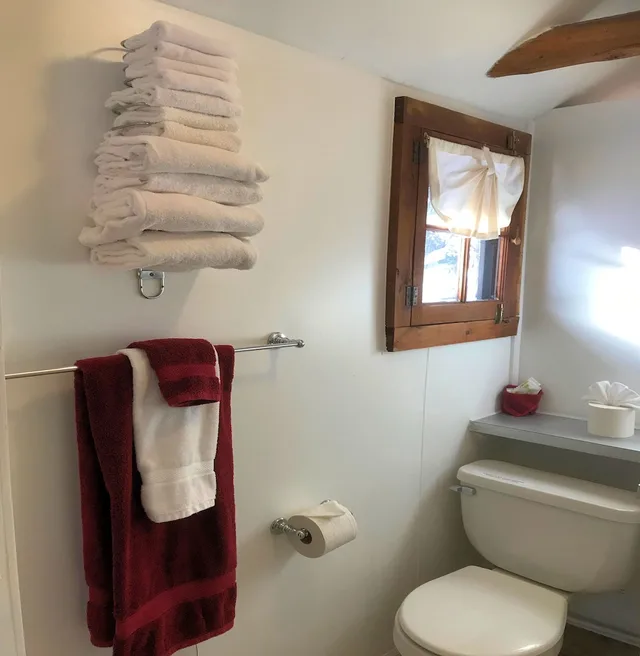 Cabin, Bunk Bed, Lake Front, Sofa، Clear Lake Resort 3/3