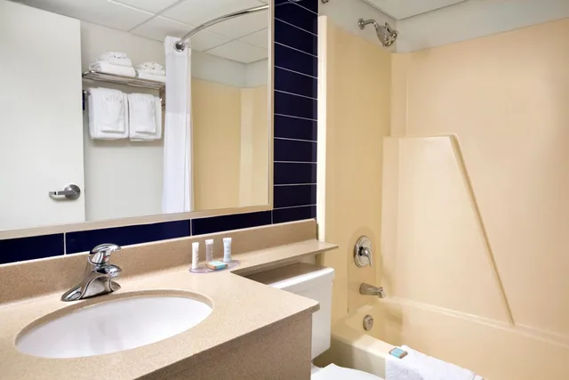 Room, King Bed, Queen Bed, Main Floor، Travelodge by Wyndham Edmonton West 3/6